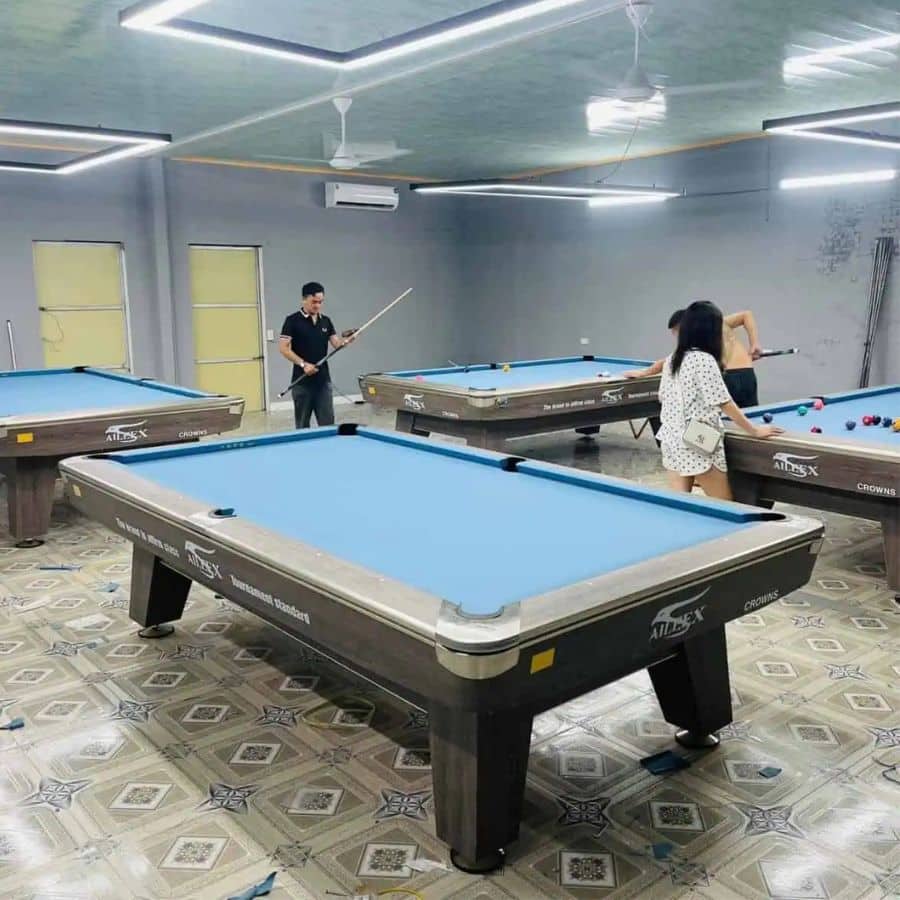 So Sánh Bàn Bida Lỗ Và Bàn Bida Carom – Khác Biệt Từ Luật Chơi Đến Cấu Tạo 2 BÀN BIDA LỖ AILEEX CROWN S NHẬP TRUNG